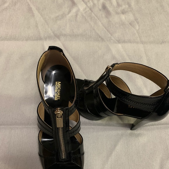 Size 6 - Picture 1 of 3